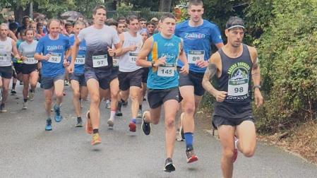 La cabeza de carrera, durante los primeros metros de la XV Alkaiaga Trail