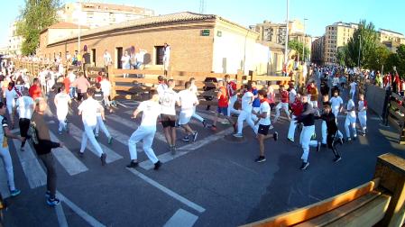 Vídeo de la manada dividida en dos partes a su paso por la curva entre Camino Caritat y Almajares en el cuarto encierro de Tudela
