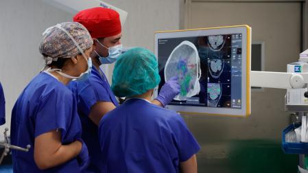El doctor Jesús Martín-Fernández, neurocirujano del Hospital Ruber Internacional, en una cirugía cerebral despierta en la que el paciente permanece consciente y sin dolor y colabora activamente con el equipo médico mediante diferentes pruebas cognitivas