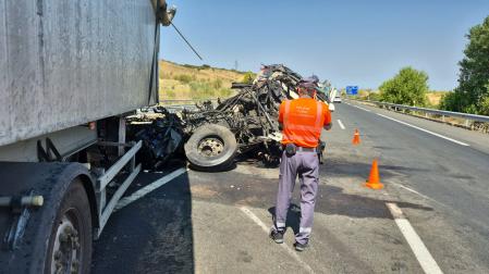 Vídeo en el que un camión ha chocado contra otro que estaba averiado en el arcén en Lodosa