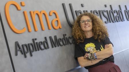 La murciana Isabel Muela, presidenta de la Fundación Martín Álvarez Muelas, frente al Centro de Investigación Médica Aplicada (CIMA) de la Universidad de Navarra, en Pamplona.