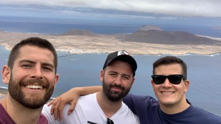 Antonio Bazán, en el Mirador del Río, con La Graciosa de fondo junto a sus amigos Pablo Galech e Íñigo Gascó.