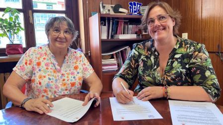 María Soledad Villar, en representación del Banco de Alimentos, y la alcaldesa, Marta Ruiz de Alda, durante la firma del convenio.