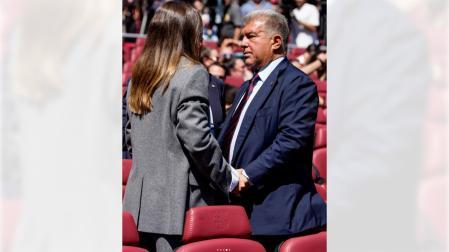 El presidente del F.C. Barcelona, Joan Laporta, junto a Alexia Putellas durante el homenaje a la futbolista tras su marcha del club