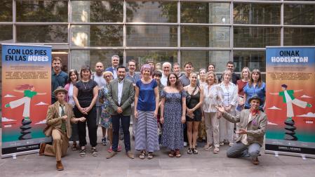Foto de familia de los organizadores del ciclo junto a autoridades y alcaldes de los pueblos elegidos.