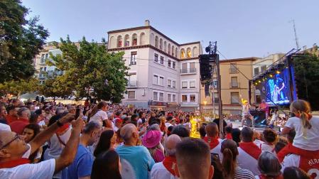 La calle Herrerías se llenó de público para ver la actuación de Leticia Sabater