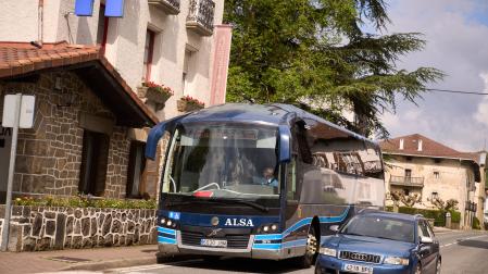 Un autobús de la línea San Sebastián-Pamplona hace parada en Lekunberri