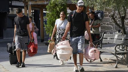 Vecinos de Burgohondo (Ávila) vuelven a sus casas cinco días después de ser desalojados