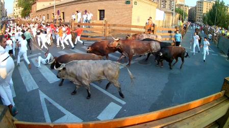 Vídeo del mozo que ha caído de frente a la manada en la curva de la calle Almajares en el quinto encierro de fiestas de Tudela