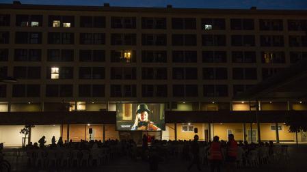Proyección de una película del ciclo 'Noches de cine' del Ayuntamiento de Pamplona