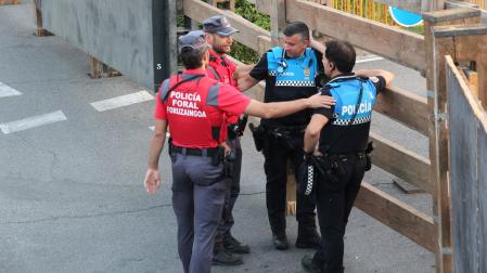 Varios agentes de la Policía Foral y de la Policía Local de Tudela, durante las fiestas de Santa Ana