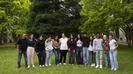 Antiguos alumnos del Aula de la Experiencia de la UPNA han dado clases de apoyo a estudiantes de ESO y Bachillerato.
