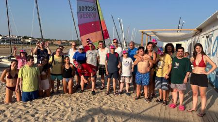 Voluntarios y usuarios de ANFAS en un programa anterior de vacaciones en la playa.
