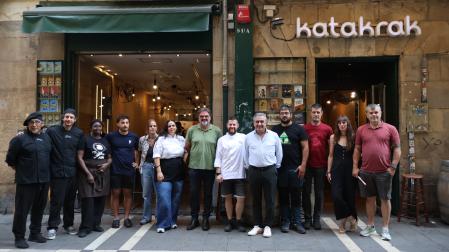 Productores_as_cocineros_as y representantes de Reyno Gourmet y Anapeh en el acto de presentacion de la segunda edición del proyecto De la tierra al plato