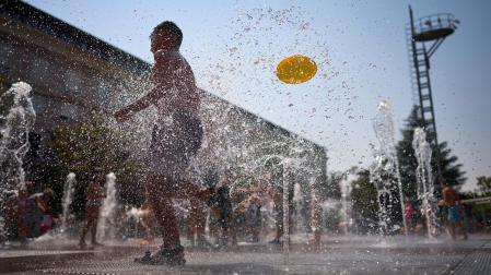 Las fuentes, la sombra, el río, bañarse... Toda opción es buena con el fin de evitar las altas temperaturas que azotan a Pamplona este miércoles, 29 de julio.