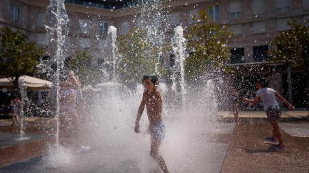 Las fuentes, la sombra, el río, bañarse... Toda opción es buena con el fin de evitar las altas temperaturas que azotan a Pamplona este miércoles, 29 de julio.