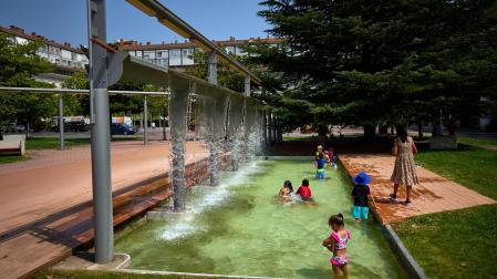 Las fuentes, la sombra, el río, bañarse... Toda opción es buena con el fin de evitar las altas temperaturas que azotan a Pamplona este miércoles, 29 de julio.