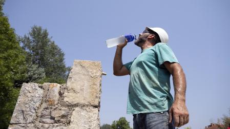 Las fuentes, la sombra, el río, bañarse... Toda opción es buena con el fin de evitar las altas temperaturas que azotan a Pamplona este miércoles, 29 de julio.