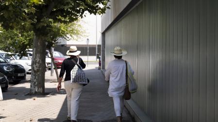 Las fuentes, la sombra, el río, bañarse... Toda opción es buena con el fin de evitar las altas temperaturas que azotan a Pamplona este miércoles, 29 de julio.