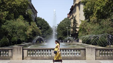 Las fuentes, la sombra, el río, bañarse... Toda opción es buena con el fin de evitar las altas temperaturas que azotan a Pamplona este miércoles, 29 de julio.