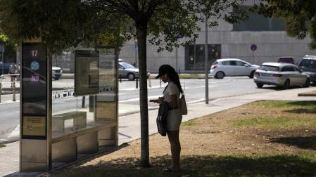 Las fuentes, la sombra, el río, bañarse... Toda opción es buena con el fin de evitar las altas temperaturas que azotan a Pamplona este miércoles, 29 de julio.