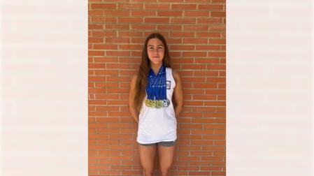 Ariadna Malo Moreno posa con las seis medallas del Campeonato de España Júnior