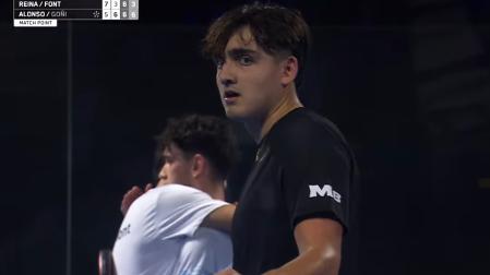 El navarro Aimar Goñi mira a la grada tras lograr el triunfo contra Reina y Font en tres sets