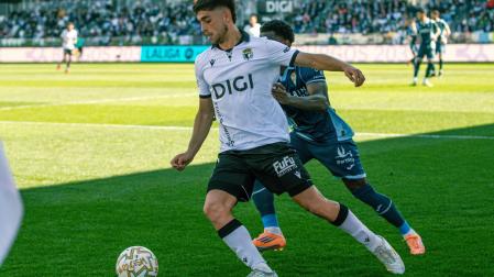 Álex Lizancos, lateral derecho del Burgos, en un duelo con el Córdoba