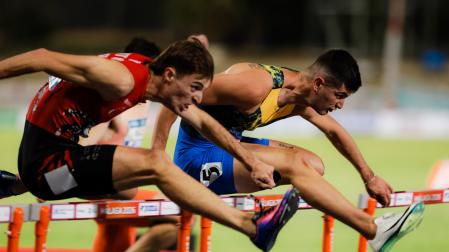 Asier Martínez, durante el 110 metros vallas del Campeonato de España del pasado fin de semana en Málaga en los que se colgó la plata Foto propiedad Sportmedia para la Real Federación Española de Atletismo. Licencia de uso libre editorial. Para uso comercial contactar con contacto@sportmedia.es