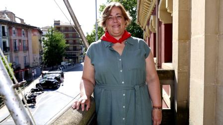 La alcaldesa de Estella, Marta Ruiz de Alda, en el balcón consistorial