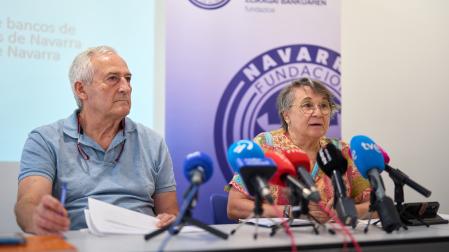 Antonio Brugos Larumbe, uno de los autores del estudio; y Marisol Villar Lecumberri, presidenta de la Fundación Banco de Alimentos de Navarra, en la presentación del trabajo.