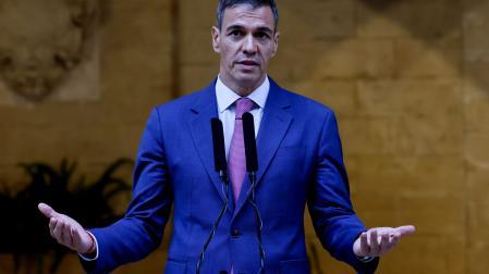 El presidente del Gobierno, Pedro Sánchez, atiende a la prensa tras un despacho de trabajo como es habitual cada verano, con el rey Felipe VI, este miércoles en el Palacio de la Almudaina