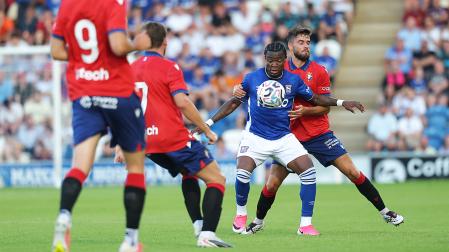 Iker Muñoz presiona a Fatawu durante el amistoso contra el Ipswich Town