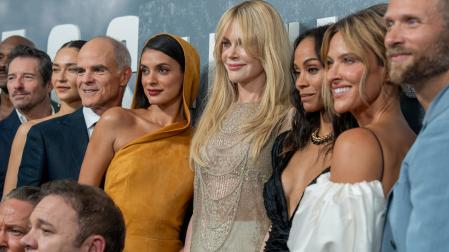 La actriz estadounidense Nicole Kidman (c) posa junto al elenco de la serie 'Lioness' en la alfombra roja durante el lanzamiento de la tercera temporada