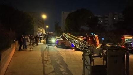Efectivos intervienen en el incendio en una vivienda en Benalmádena en el que han fallecido dos menores