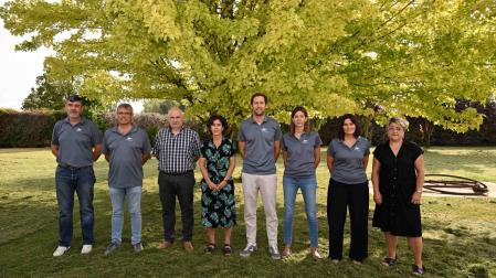 Técnicos de Intia, con el consejero Aierdi. en la zona ajardinada de Evena.