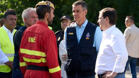 El presidente del Gobierno, Pedro Sánchez (c), el presidente de la Junta de Castilla y León, Alfonso Fernández Mañueco (d) y el delegado del Gobierno en esta comunidad, Nicanor Sen (2i), conversan con un miembro de la Unidad Militar de Emergencias (UME) durante su visita este jueves al Puesto de Mando Avanzado del incendio de Burgohondo instalado en la localidad abulense de Navaluenga.