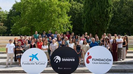 Beneficiarios e impulsores del Programa Innova de las fundaciones Caja Navarra y 'la Caixa', en el patio de Civican.