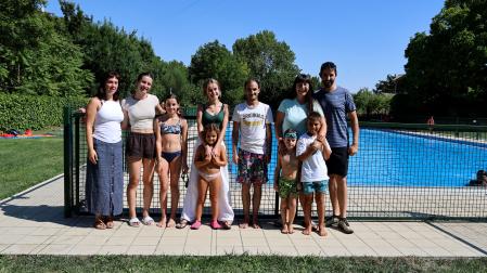 Vecinos de Abárzuza posan para DN en las piscinas municipales de la localidad.