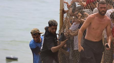 Miles de jóvenes marroquíes llegaron este jueves a la frontera entre Castillejos (Marruecos) y Ceuta para tratar de cruzar la valla que separa las dos ciudades
