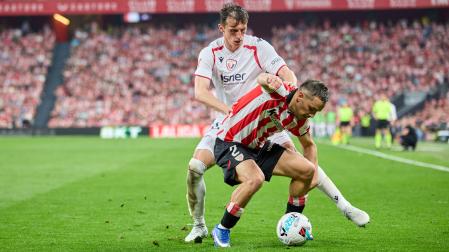 Andoni Gorosabel intenta mantener la posesión de balón ante la presión de Budimir