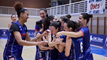 Las jugadoras despiden a María Asurmendi, ahora segunda entrenadora del equipo