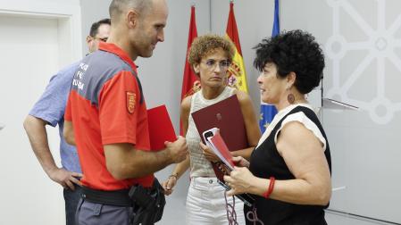 La presidenta Chivite y la consejera Jurío hablan con Iván Ortueta, jefe de Policía Foral