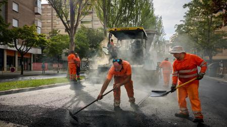 Varias personas trabajaban este jueves en el asfaltado de la calle Iturrama, en medio de otra ola de calor.