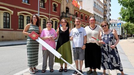 Cristina Sádaba, Pilar Sanz de Acedo, Adriana González, Eduardo Martínez, Esti Hortaleza y Sari Muñoz, con el balcón consistorial al fondo