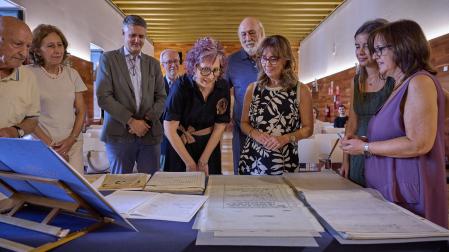 La consejera Esnaola y la hija del maestro Acilu, Mª José González Ribot, ante la donación presentada hoy en el Archivo General de Navarra