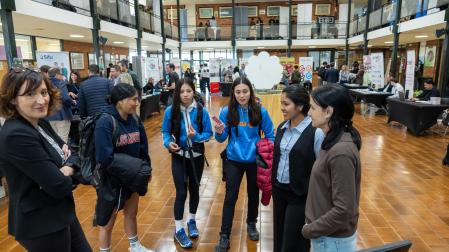 Alumnos en la IX Feria del Empleo de la Ribera de Navarra, Ribera Talent, en marzo de 2026.