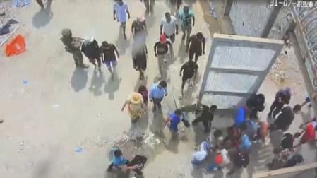 Captura de un video facilitado por Moncloa de la salida de migrantes desde Ceuta hacia Marruecos a través de la frontera del Tarajal
