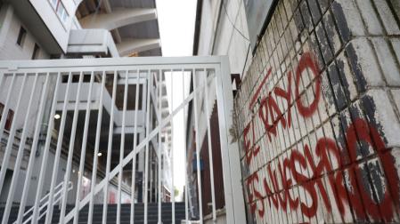 Vista de las pintadas de apoyo de la afición en el exterior del estadio de Vallecas