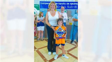 Alba Díaz Ferrer, con su trofeo de Campeona de España Sub-7 en ajedrez